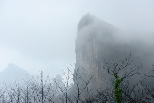 云雾中的张家界天门山鲲鹏顶