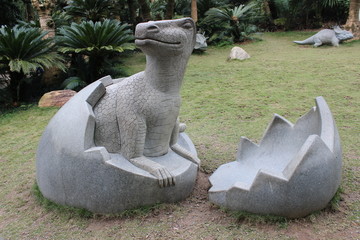 破蛋恐龙雕刻