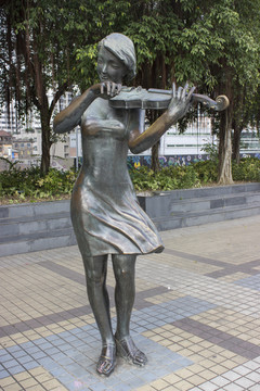 拉小提琴的女性雕刻