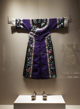 紫地绣花镶边女夹袍