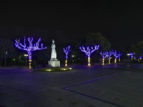 兰溪中洲公园兰花女雕像夜景