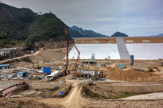 兰溪芝堰水库大坝维修现场