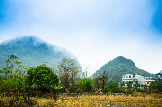 雾色山岭风光