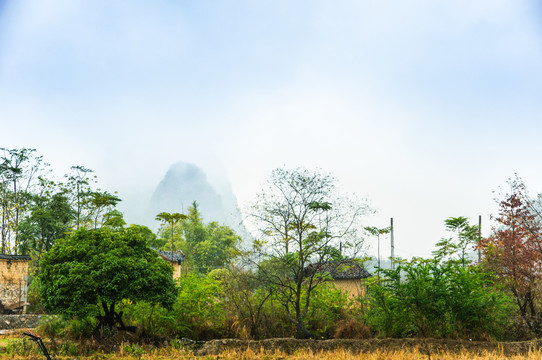 雾色山岭风光