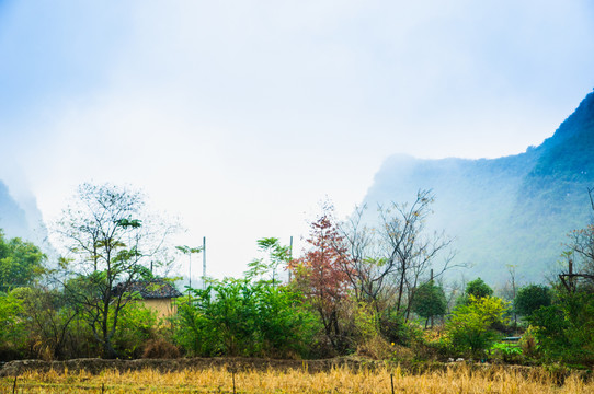 雾色山岭风光