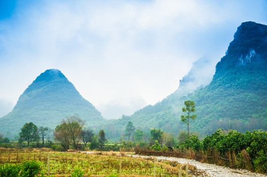 雾色山岭风光