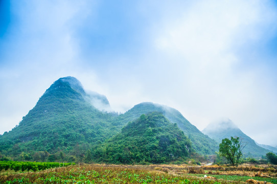 雾色山岭风光