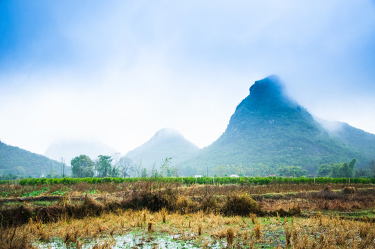 雾色山岭风光