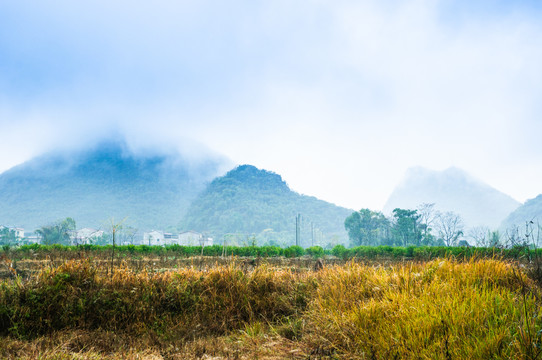 雾色山岭风光