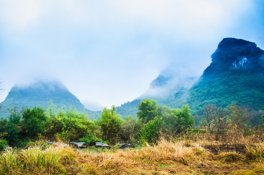 雾色山岭风光