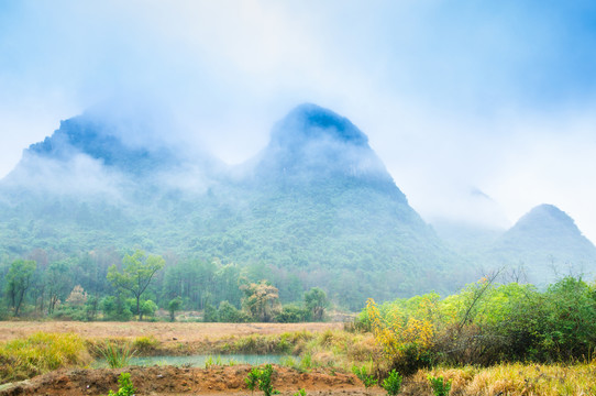 雾色山岭风光