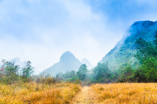 雾色山岭风光