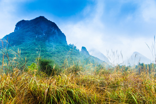 雾色山岭风光