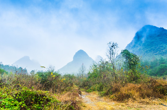 雾色山岭风光