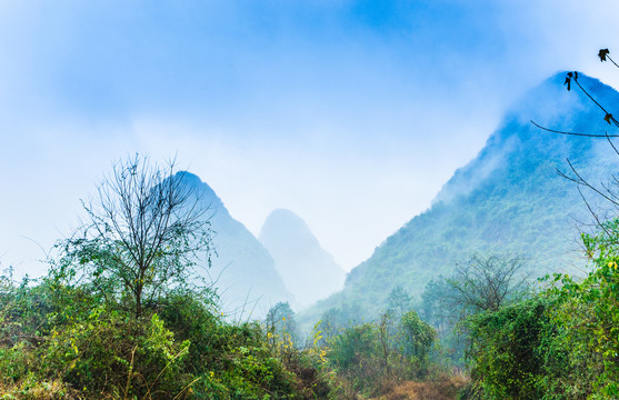 雾色山岭风光