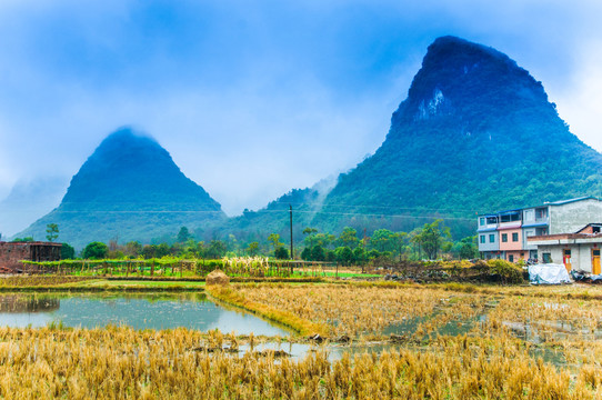 雾色山景风光