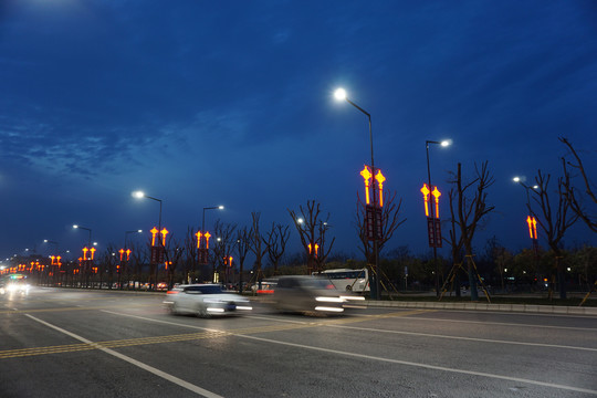 城市夜晚的公路