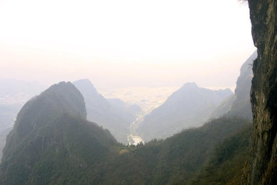 从天门山天门洞远眺高山丘壑