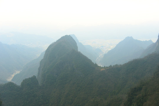 从天门山天门洞远眺高山丘壑