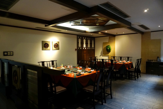 四川火锅店餐厅的大厅餐桌