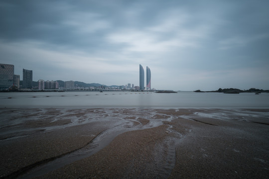 厦门鼓浪屿海滩远望双子塔