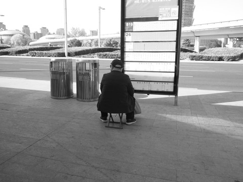 独自等公交车的老人