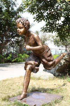 奔跑的儿童雕塑