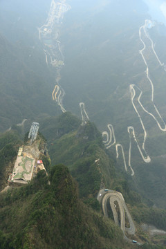 俯瞰張家界天門(mén)山公路奇觀