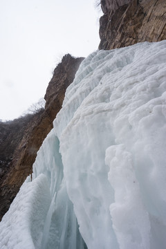 悬崖上的冰瀑