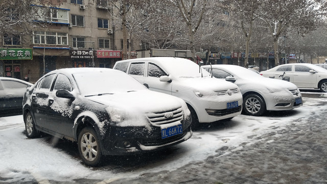 雪与车