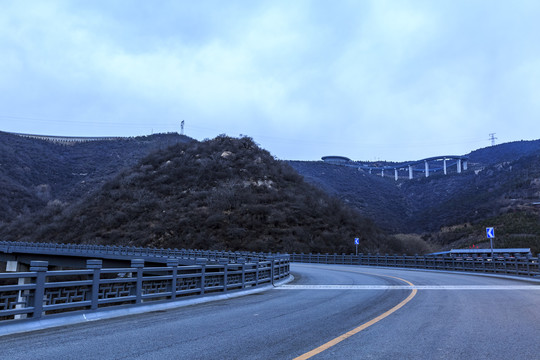 山西太原天龙山旅游公路网红桥