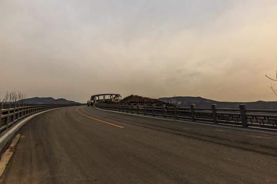 山西太原天龙山旅游公路网红桥