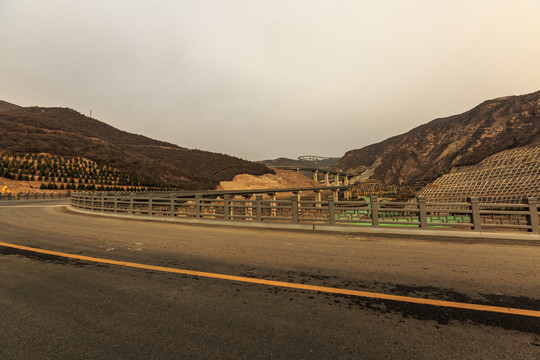 山西太原天龙山旅游公路网红桥