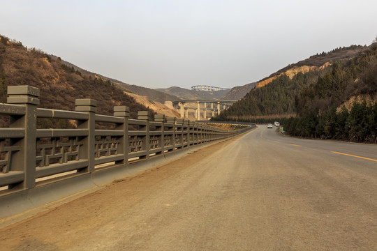 山西太原天龙山旅游公路网红桥