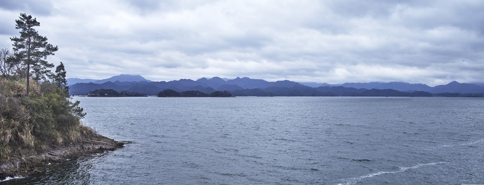 深入湖面的湖岸与远山