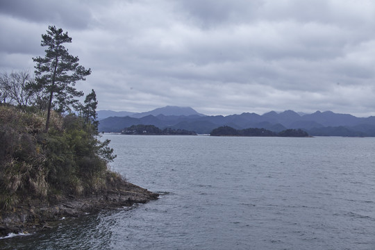 深入湖内的湖岸与远山