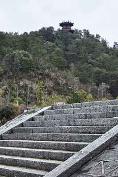 石阶与山顶的楼台