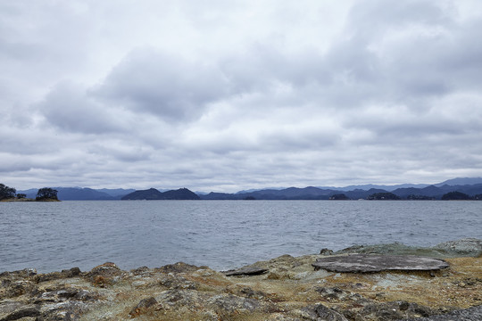 石块嶙峋的湖岸与远山