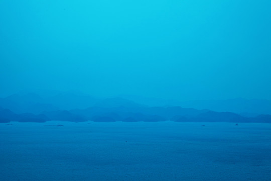 蓝色的湖水与远山
