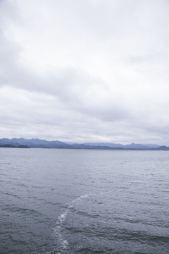 湖面远山与云层