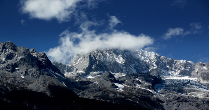 雪山风景画