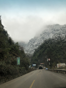 山路雪景