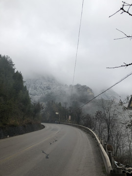 山路雪景