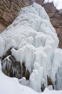 山间的冰瀑