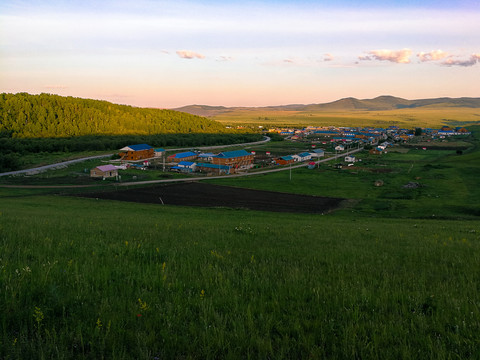 夏季清晨小山村