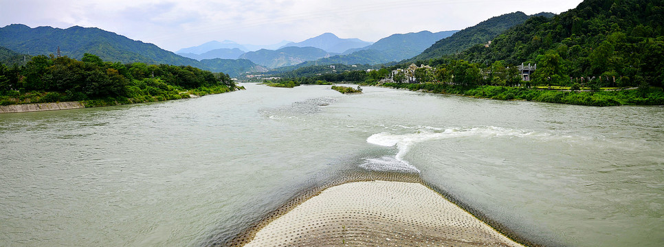 都江堰鱼嘴全景图