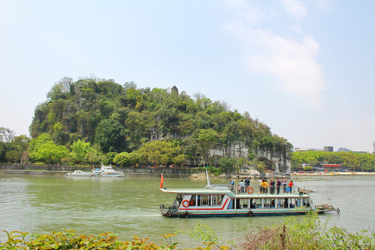 象鼻山风景区的游轮旅客01