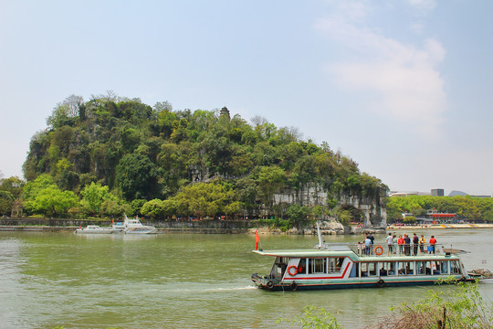 象山风景区的游轮旅客