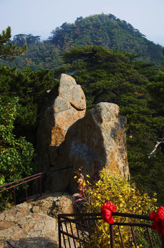 千山仙人台山顶险峻山石与群山