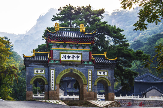 千山中会寺中会古刹山门与松树